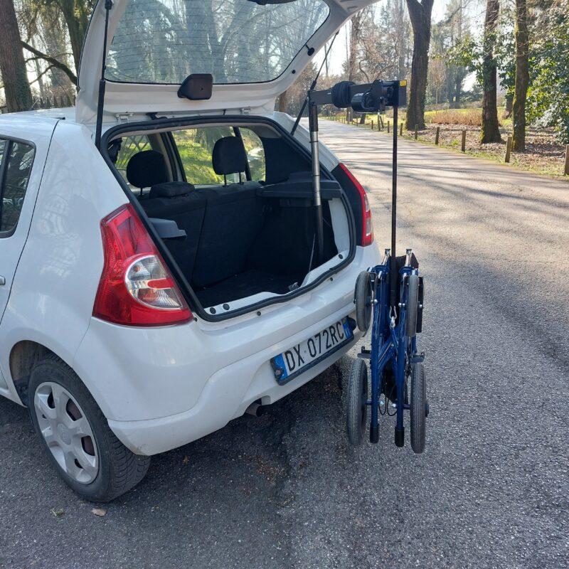 Gruetta posteriore Carolift 40 montata su un'auto bianca con bagagliaio aperto
