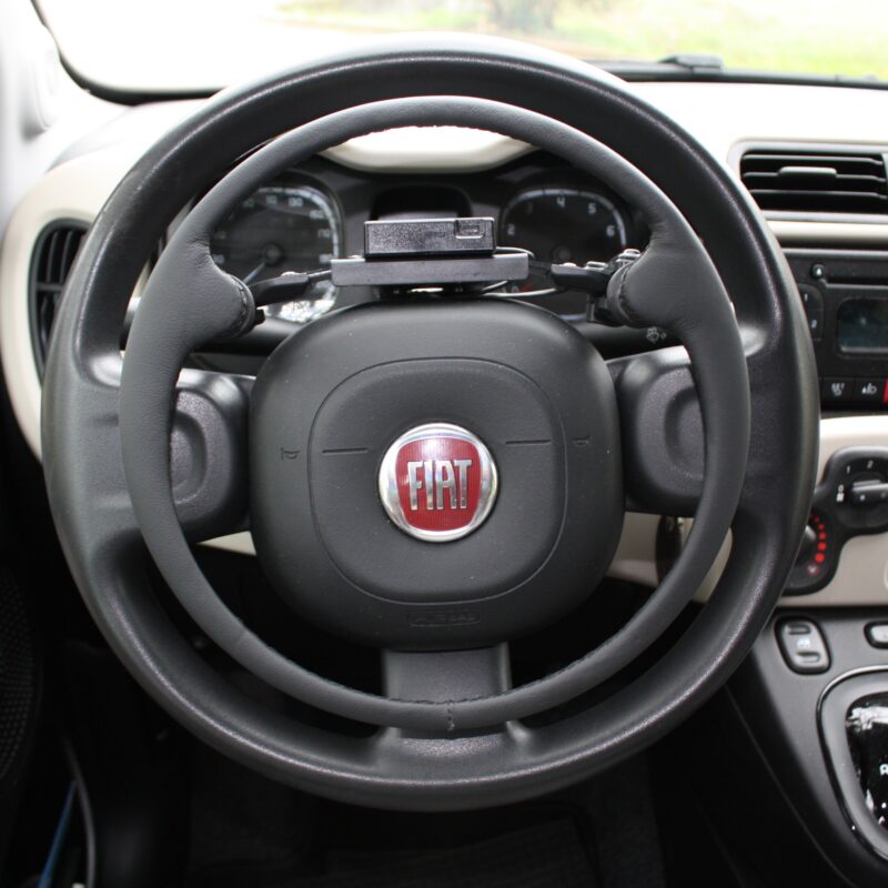Interno di un'auto Fiat con volante e cruscotto, Acceleratore 906GV