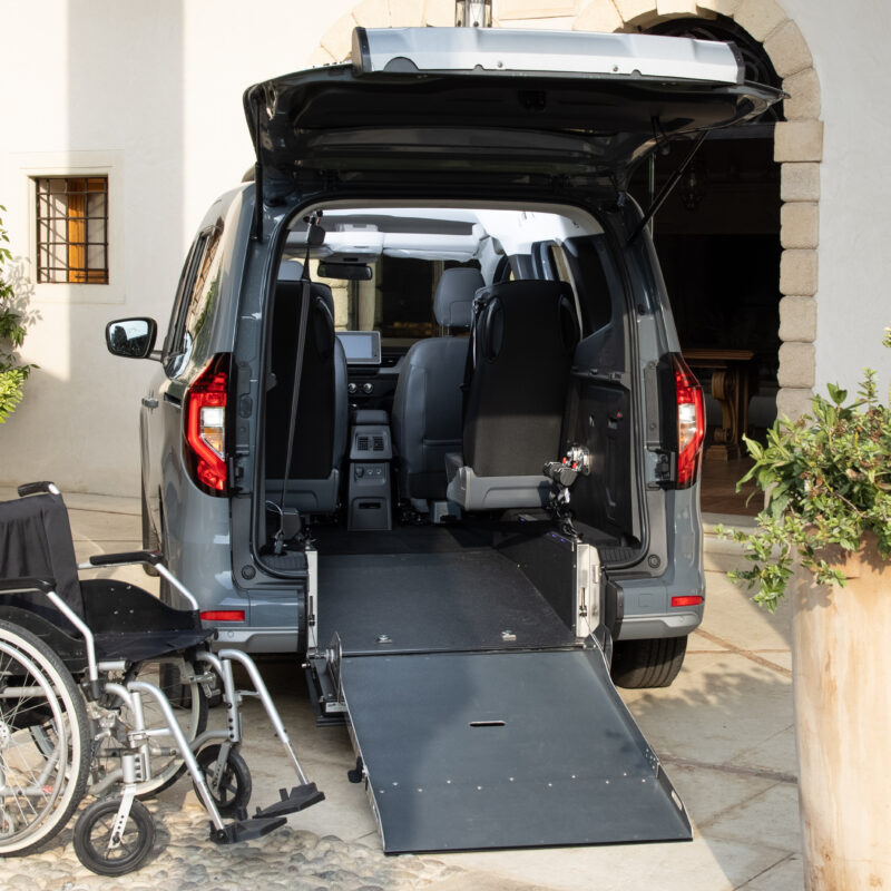 Nissan Townstar L1 con rampa per sedie a rotelle abbassata