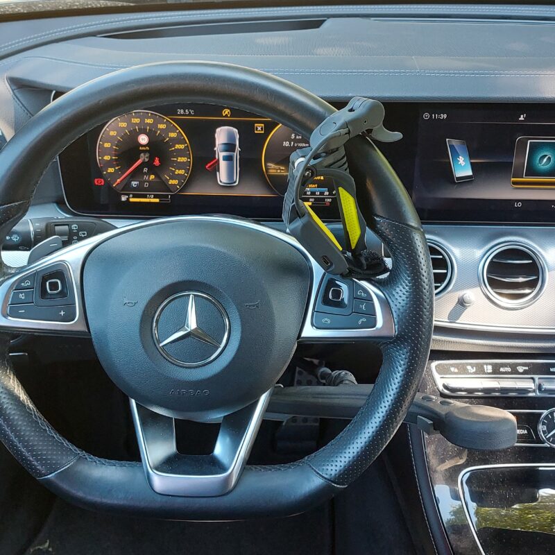 Interno Mercedes con acceleratore 906ELG montato sul volante