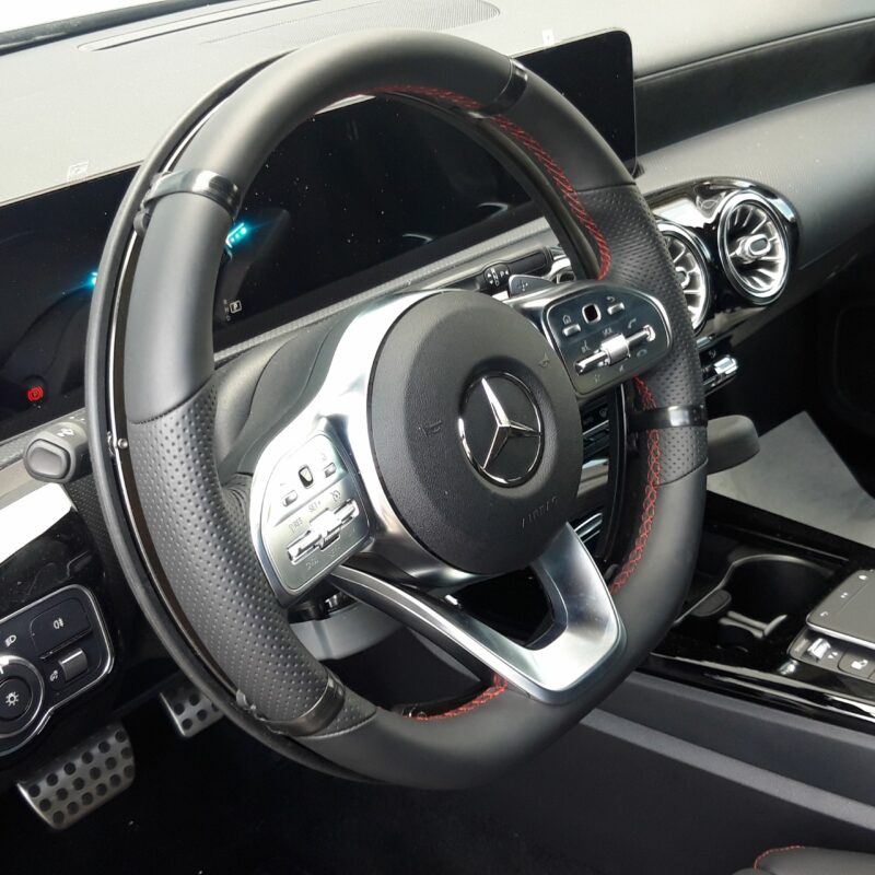 Interno dell'Acceleratore 916R Ghost: volante e cruscotto