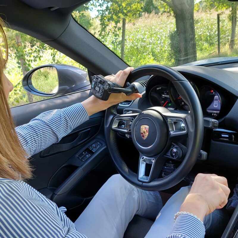 Donna al volante di un'auto con acceleratore AC2002 wireless