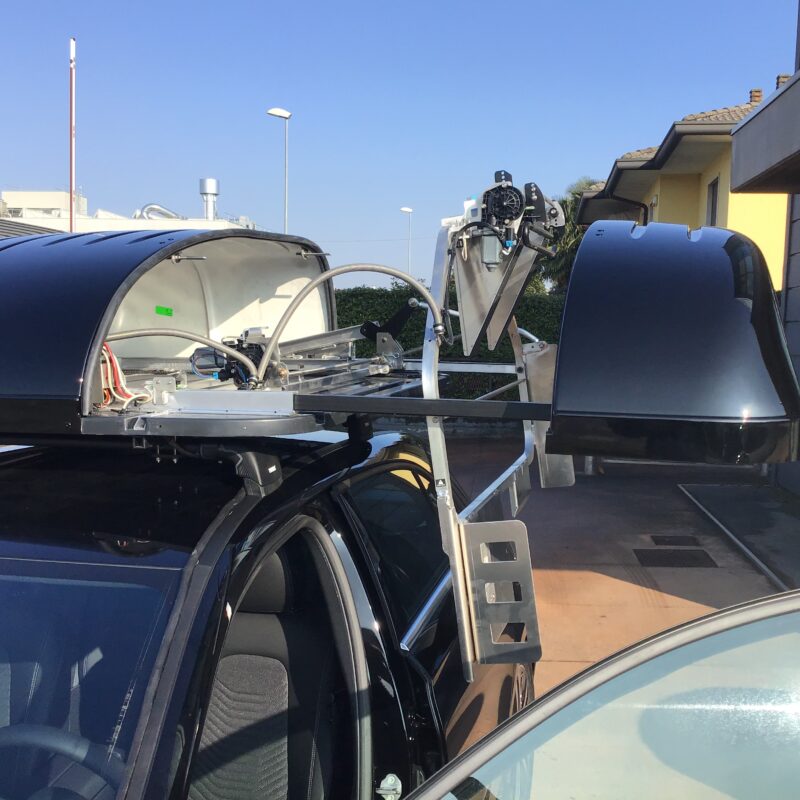 Chair topper a tetto: dettaglio del meccanismo sollevabile su un'auto nera