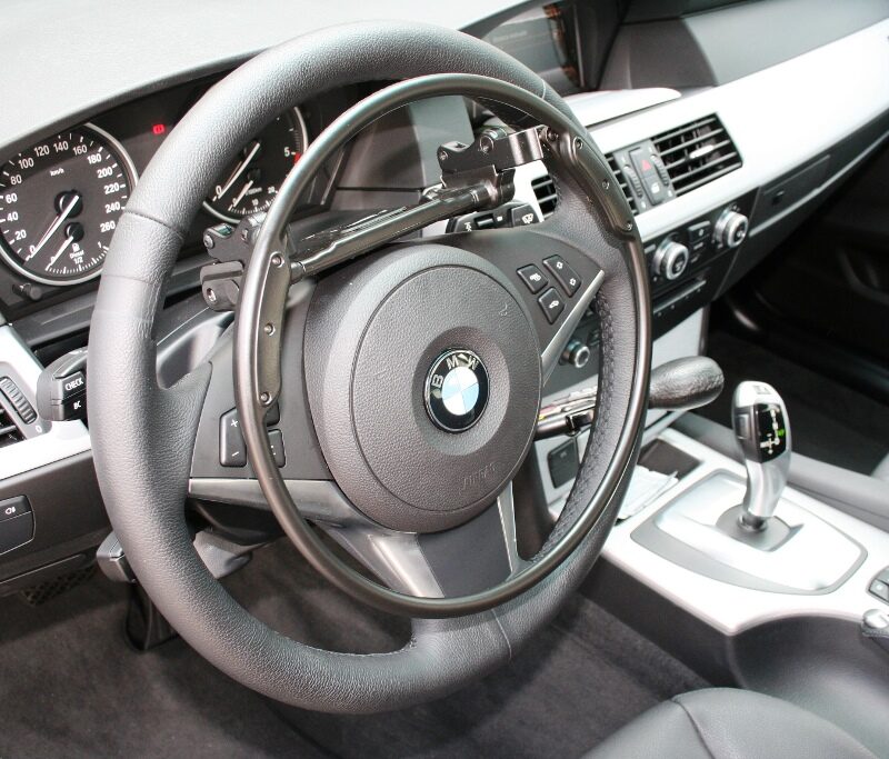 Interno auto BMW con acceleratore FR33 montato sul volante