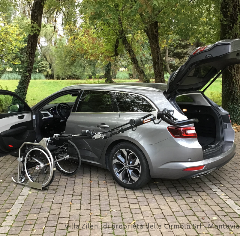 Robot R11: auto con sollevatore per sedia a rotelle e bagagliaio aperto