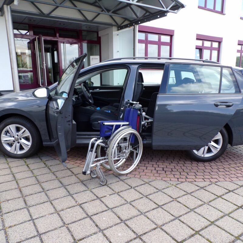 Porta scorrevole per caricamento carrozzina con auto adattata