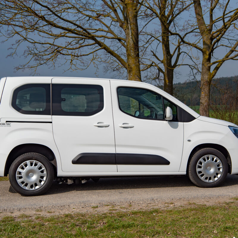 Citroën Berlingo L1 L2 A bianco parcheggiato su strada sterrata con alberi