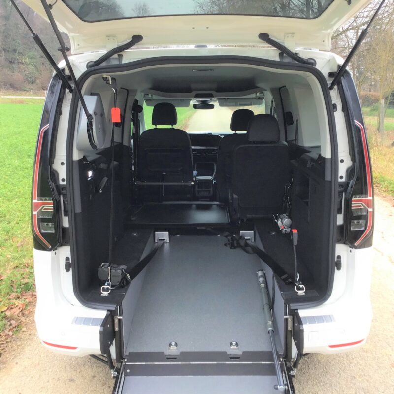 Interno del VW Caddy 5 Maxi accessibile con rampa e sedili posteriori