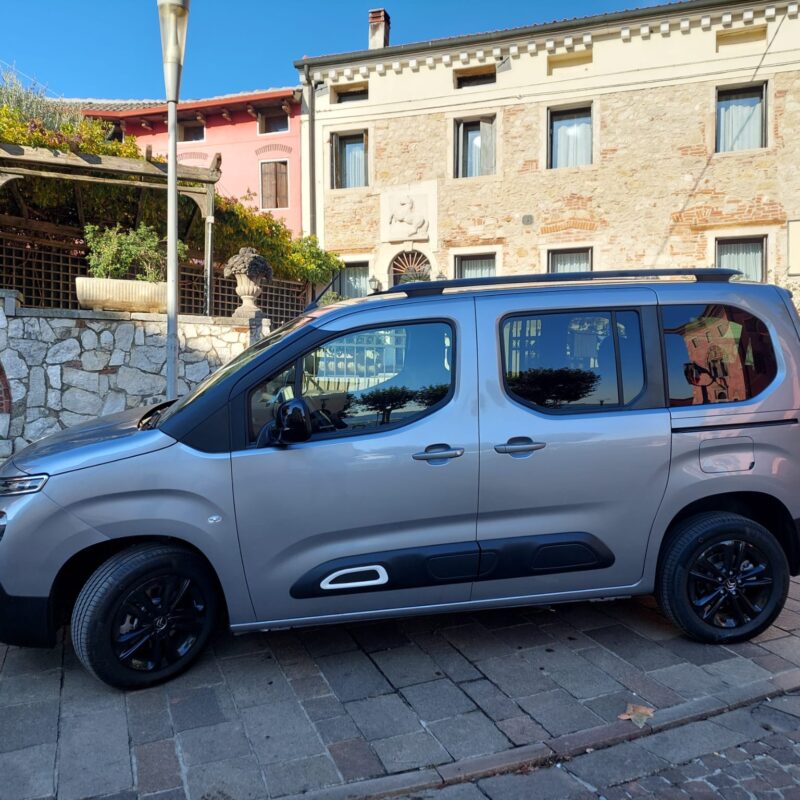 Citroën Berlingo L1 L2 A grigio parcheggiato su acciottolato italiano