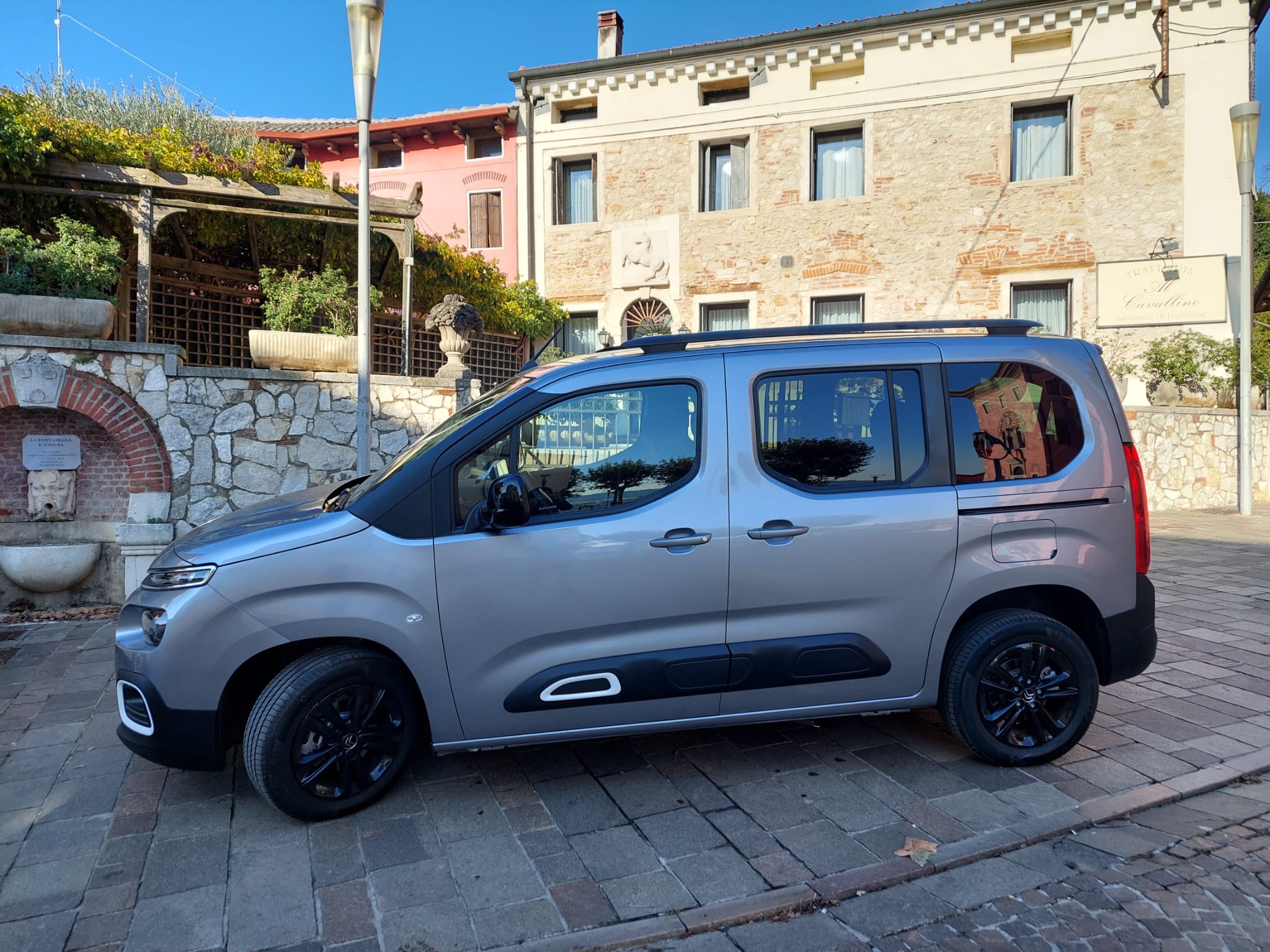 Citroën Berlingo L1 L2 A grigio parcheggiato su acciottolato italiano