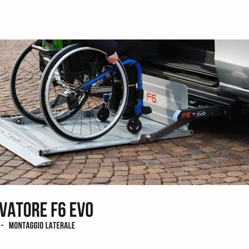 Sollevatore F6 EVO sotto telaio per ingresso laterale, con una carrozzina