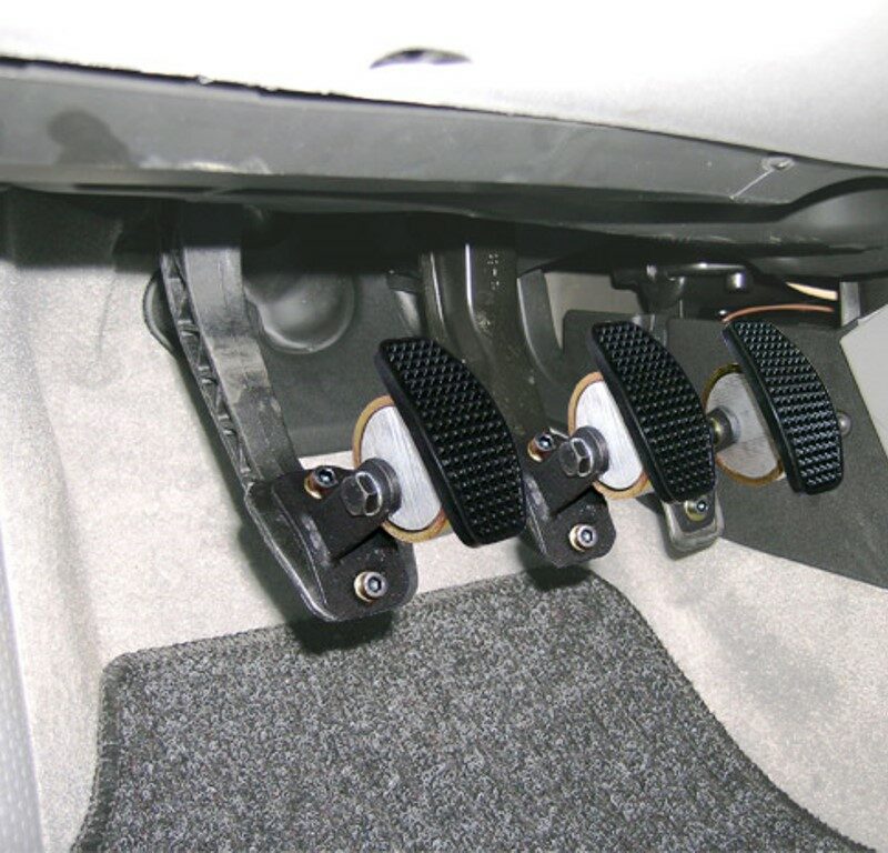 Prolunghe per pedali auto installate su un'auto manuale.