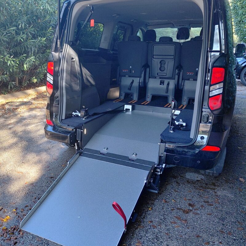 Ford Custom L2H1 A con rampa per sedie a rotelle estesa