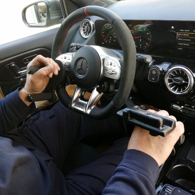 Monoleva acceleratore-freno FS2008 installata su un'auto sportiva Mercedes-AMG