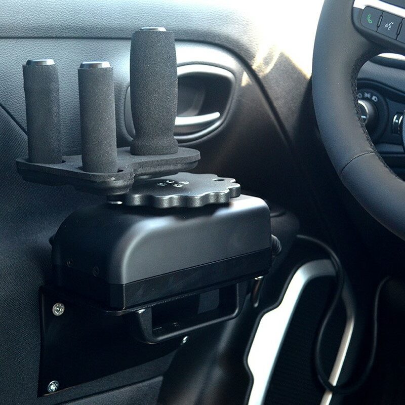Joystick volantino per la guida adattiva in un'auto