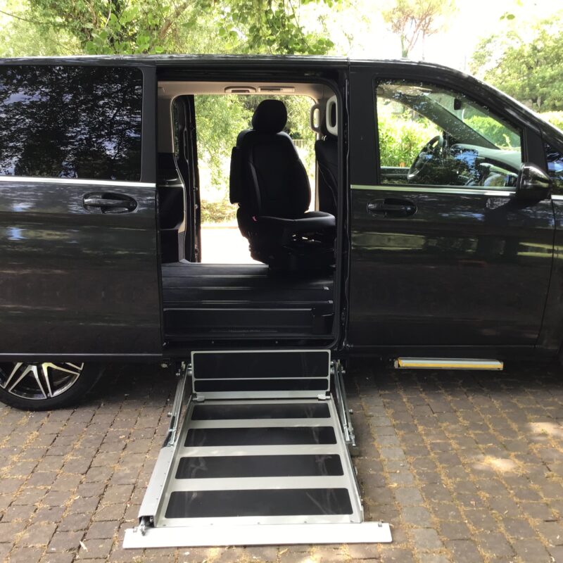 Sollevatore K90 installato su un furgone nero con pedana estesa