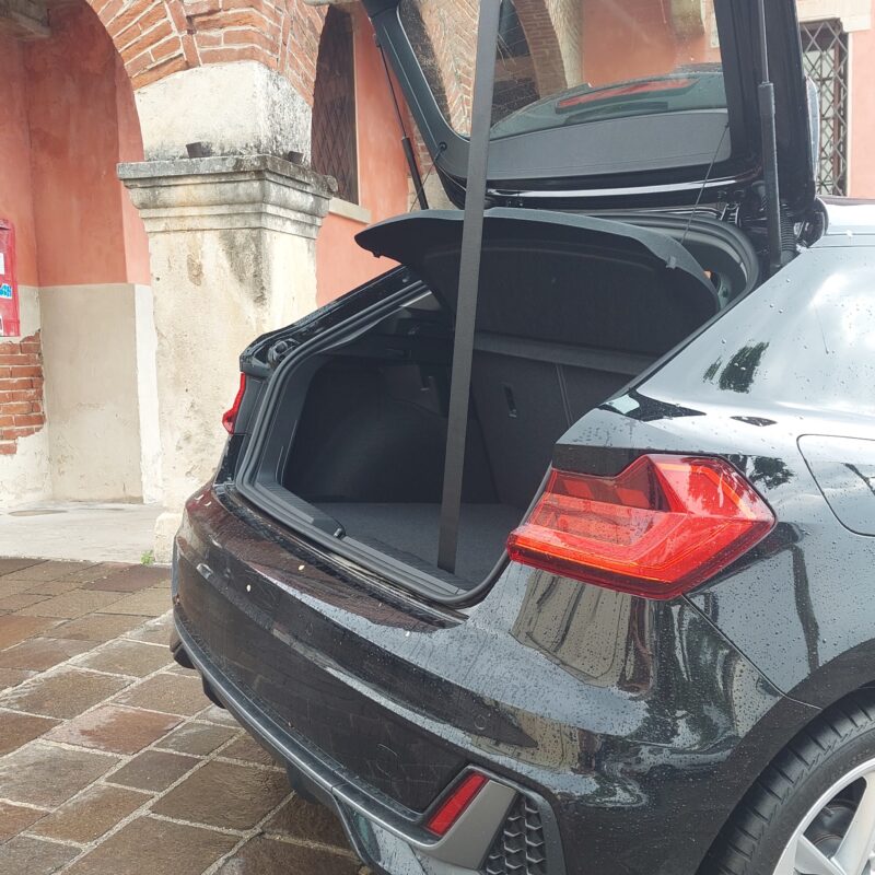 Cinghia chiusura portellone posteriore di un'auto Audi nera
