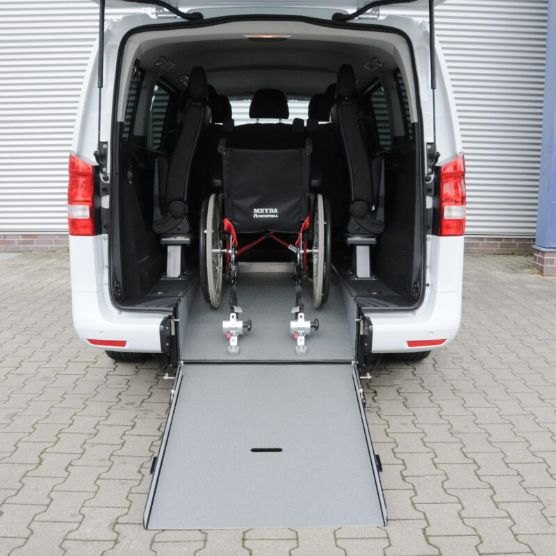 Mercedes Vito V-Classe Elettrico con rampa per sedia a rotelle estesa