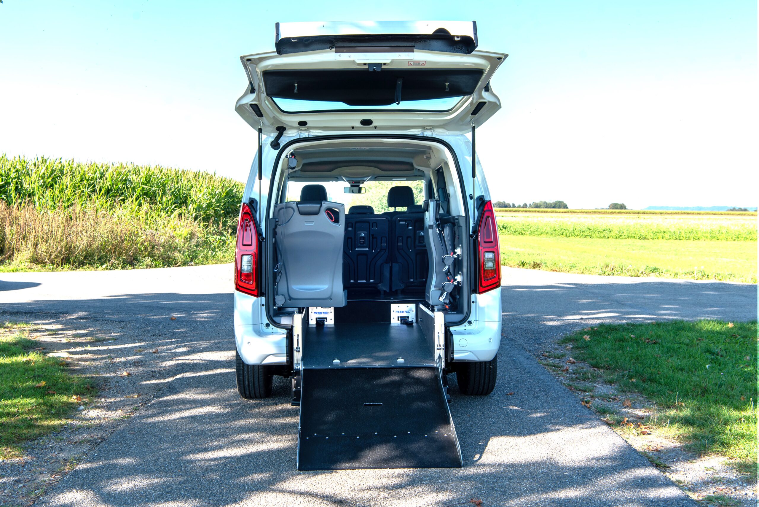 Toyota Proace City L2 Elettrico A con sistema di accesso posteriore e rampa ribaltabile per carrozzine, utilizzato per il trasporto accessibile.