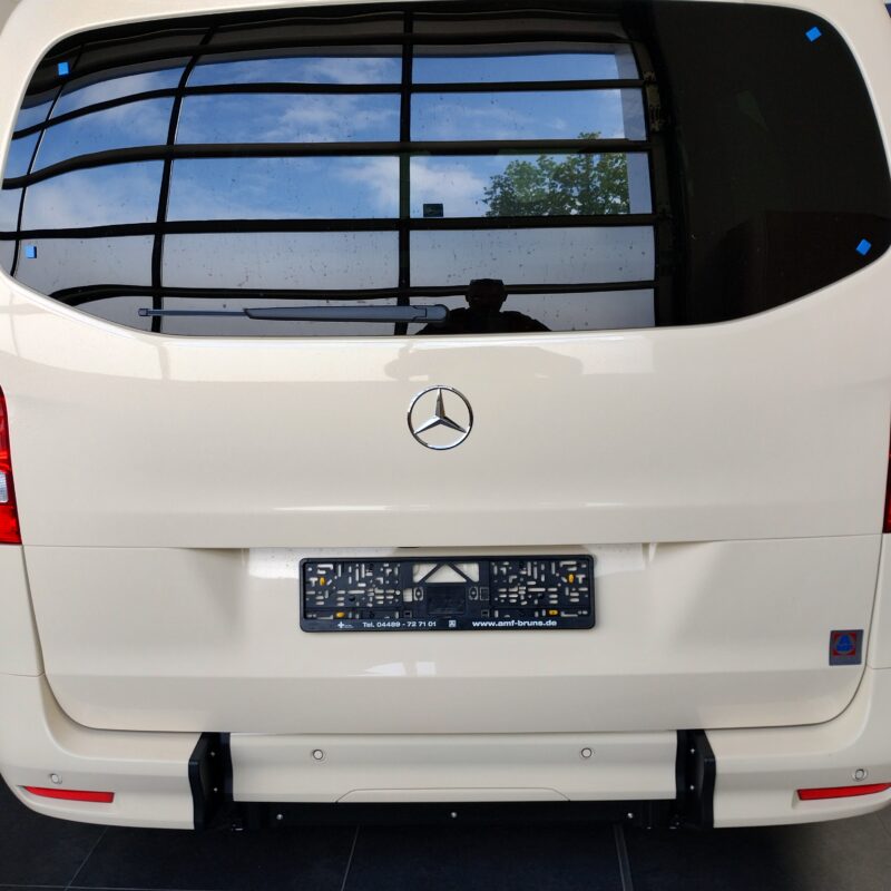 Parte posteriore di un furgone Mercedes Vito V-Classe color crema con logo Mercedes.