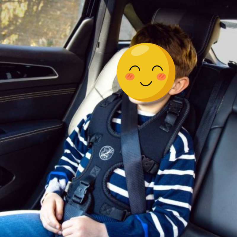 Bambino con giubbotto posturale in auto