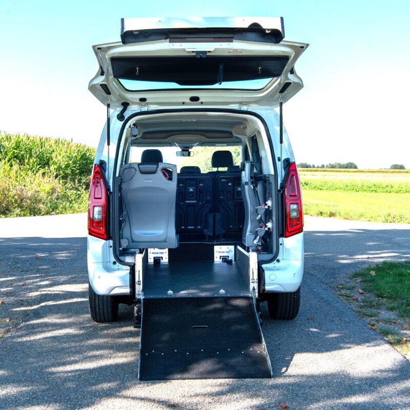 Toyota Proace City L2 Elettrico A con sistema di accesso posteriore e rampa ribaltabile per carrozzine, utilizzato per il trasporto accessibile.