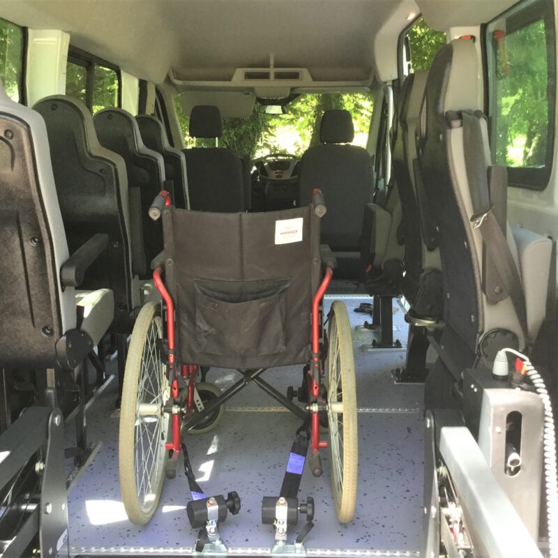 Interno di Ford Transit allestito per trasporto disabili con carrozzina