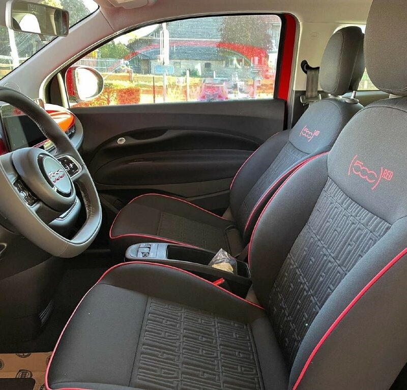 Interno Fiat 500 RED con sedili personalizzati imbottiti e dettagli rossi.