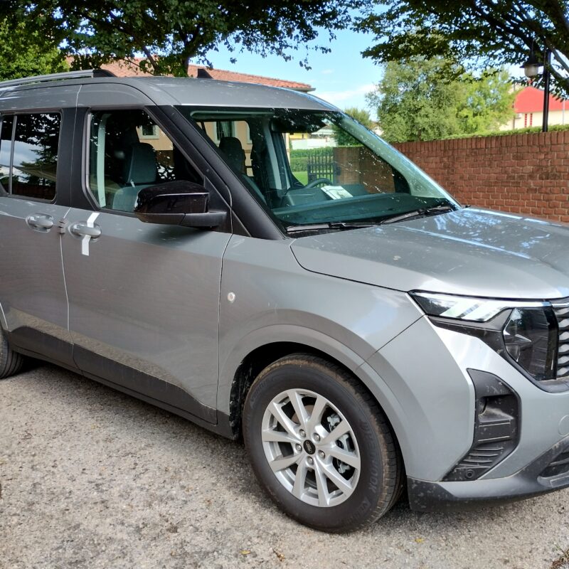 Ford Courier A, un furgone grigio parcheggiato all'aperto