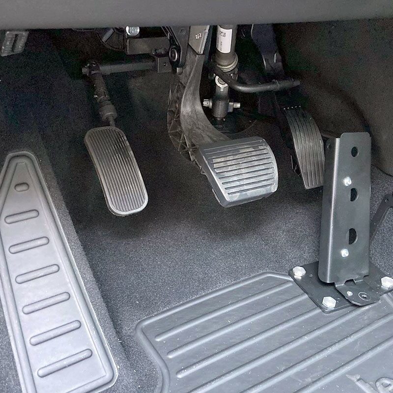 Adattamento pedale 006: modifiche per auto con pedali modificati.