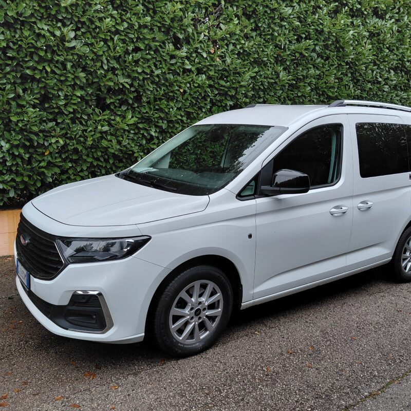 Ford Tourneo Connect L1 bianco parcheggiato all'esterno.