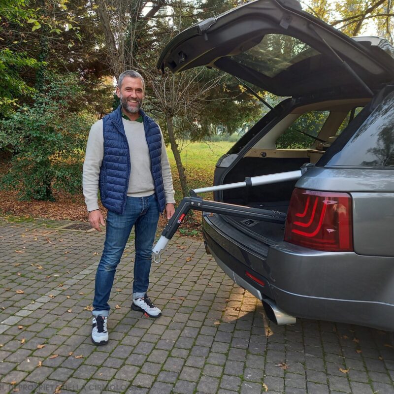 Uomo con gruetta posteriore LP Range montata su Range Rover.