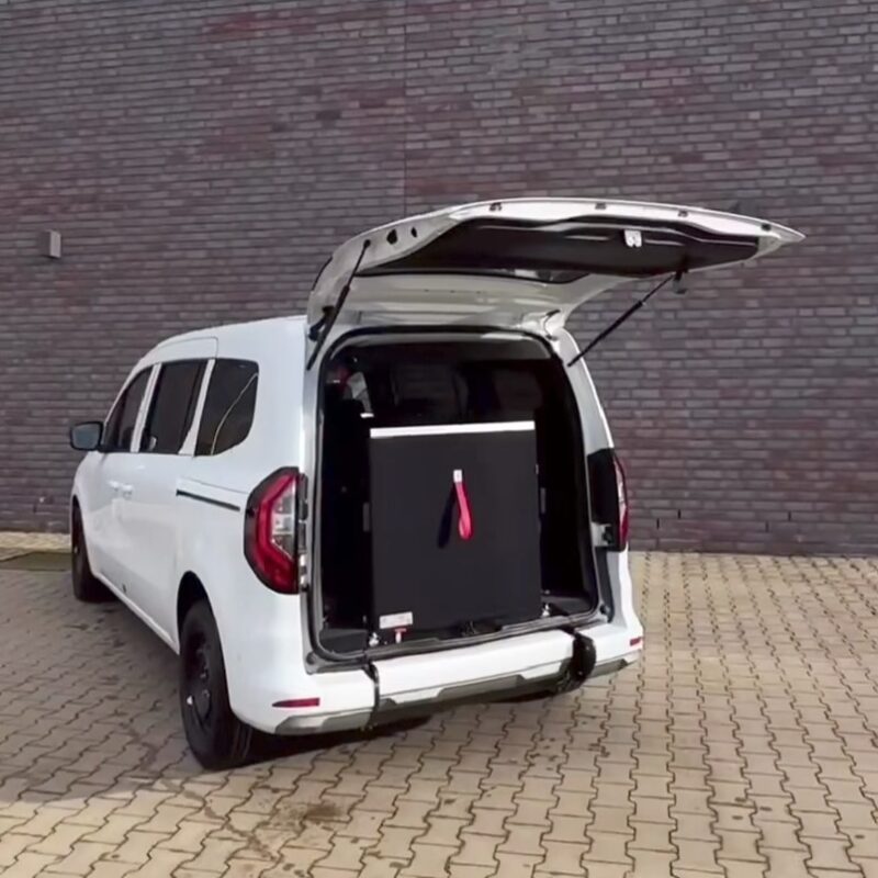 Renault Kangoo L2 A bianco con portellone posteriore aperto e un dispositivo nero all'interno.
