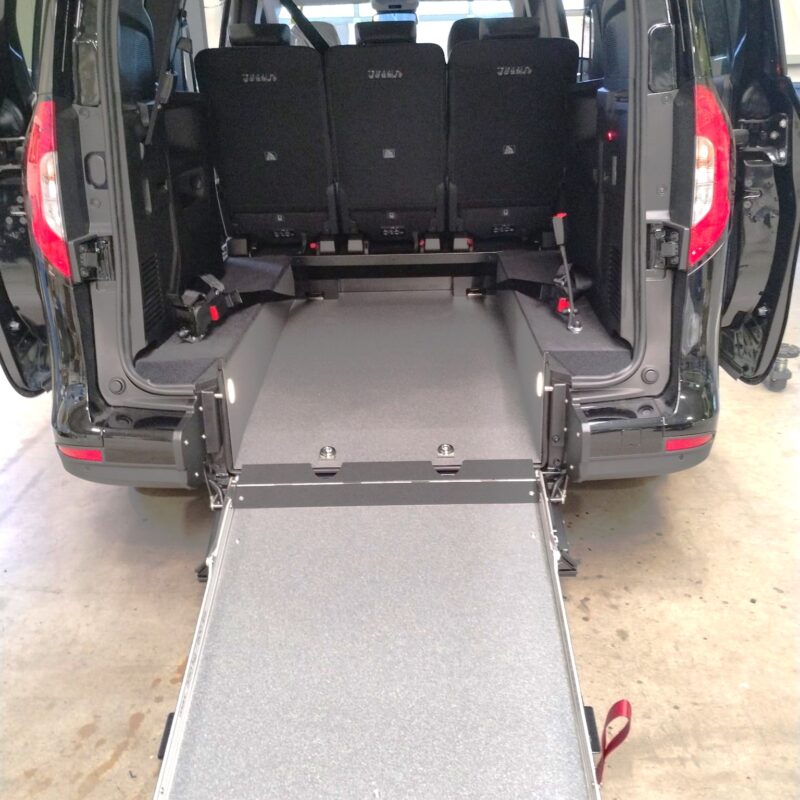 Mercedes Classe T L2 con rampa per disabili abbassata