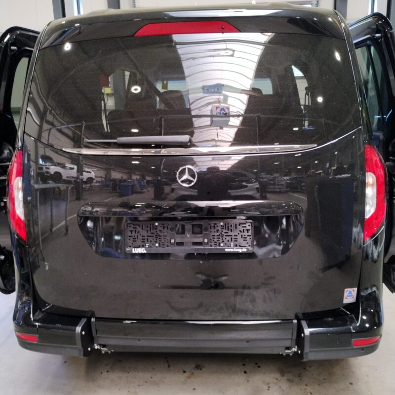 Mercedes Classe T L2 nera vista posteriore con portellone aperto