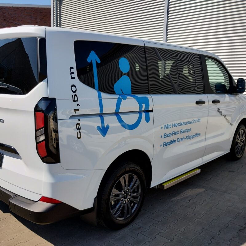 Ford Custom L1H1 A: furgone bianco con rampa per disabili e testo "Weid-Premiere