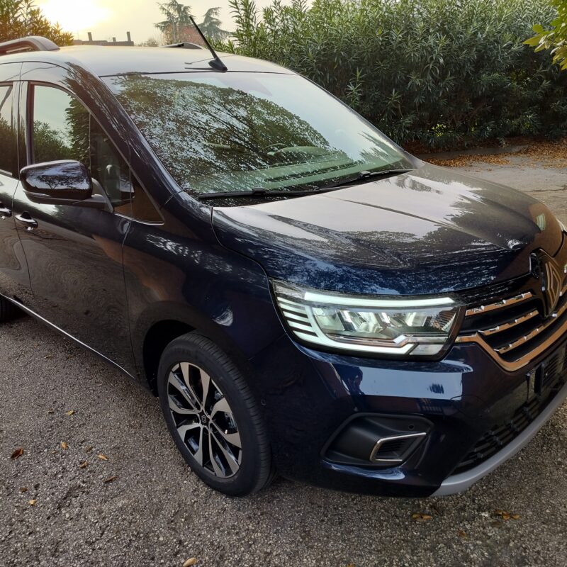 Renault Kangoo L1 A blu scuro parcheggiata all'aperto