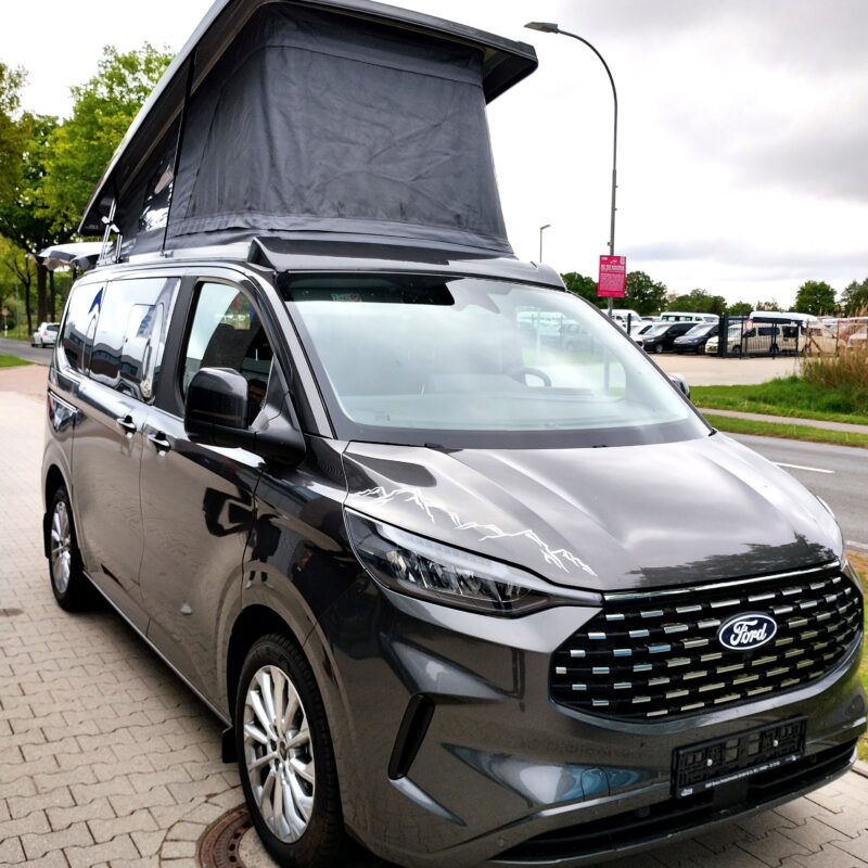 Furgone camperizzato Ford grigio con tetto a soffietto aperto