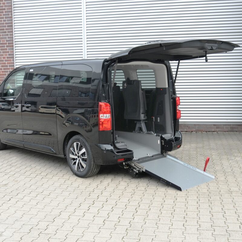 Opel Zafira L2 L3 Elettrico A: furgone nero accessibile con rampa posteriore