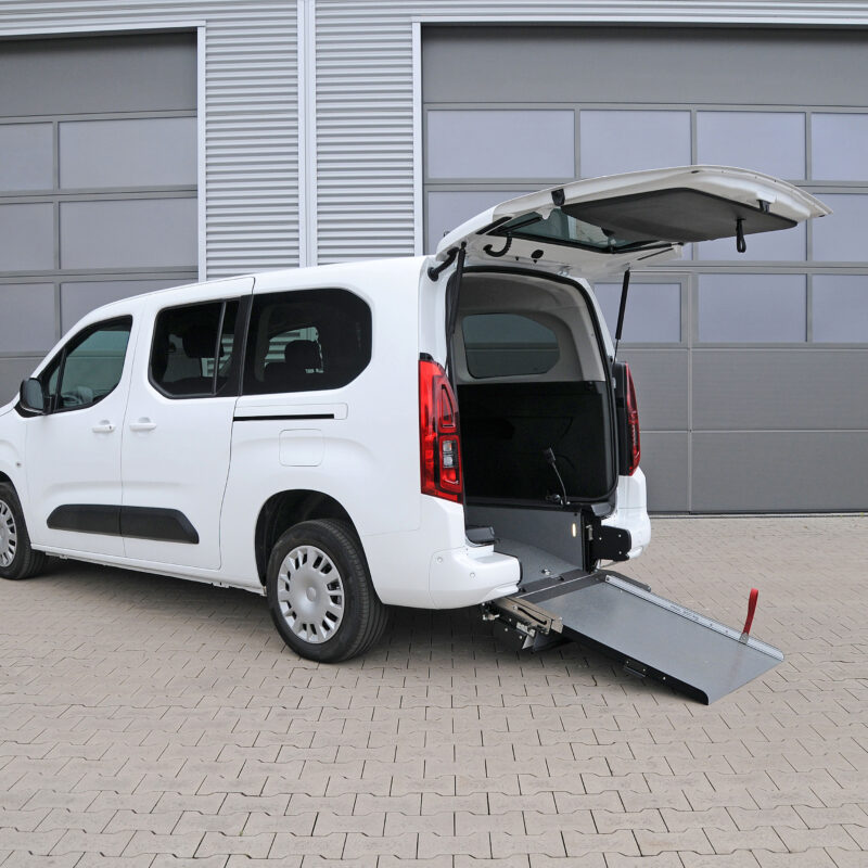 Citroen Berlingo L2 Elettrico A, bianco, con rampa posteriore abbassata