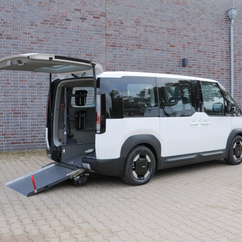 Kia PV5 A con rampa per sedia a rotelle estesa