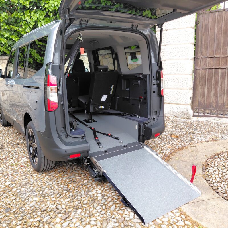 Ford Tourneo Courier Elettrico A con rampa per sedie a rotelle estesa