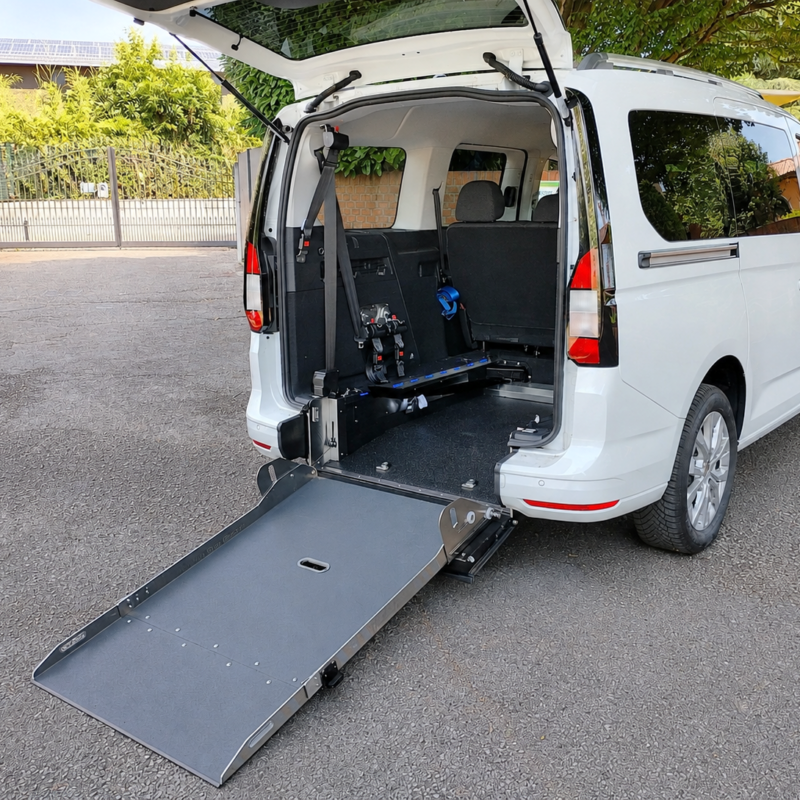 Ford Tourneo Connect L2 M Hybrid con rampa per sedie a rotelle estesa.